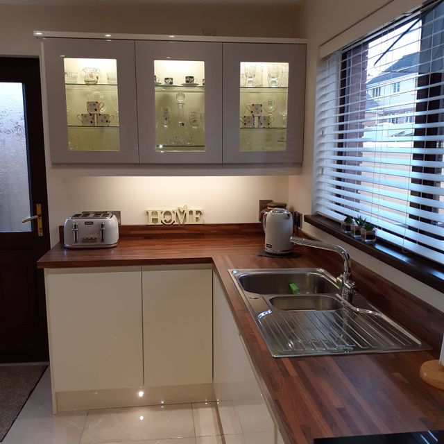 Bespoke Fitted Kitchens, Gloss Handleless Doors, STRABANE WHOLESALE LTD, Strabane, Co. Tyrone, 02871 382374